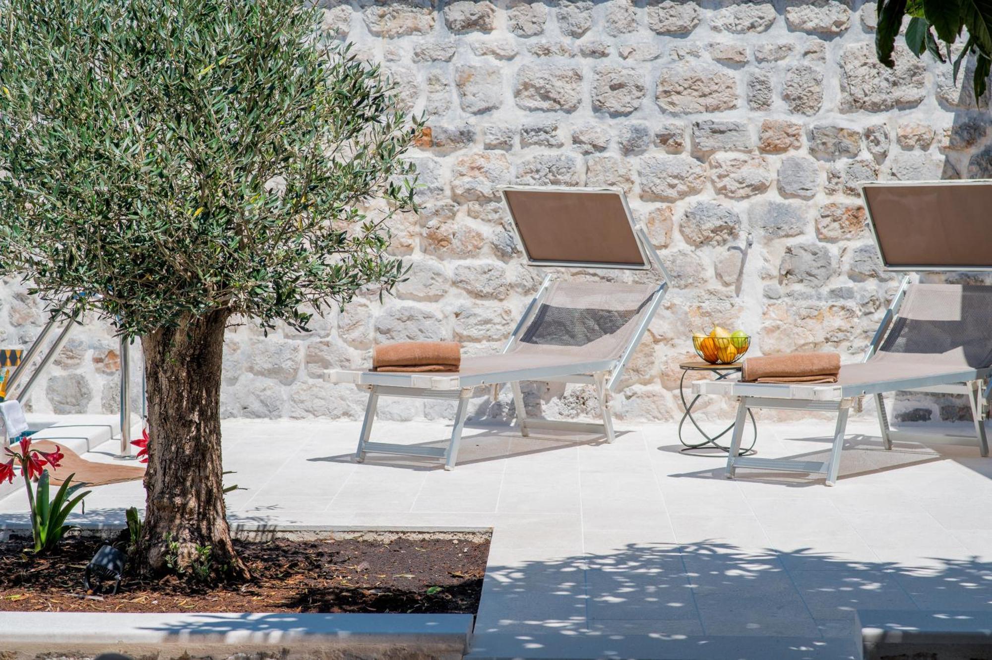 Conte & Restaurant Hotel